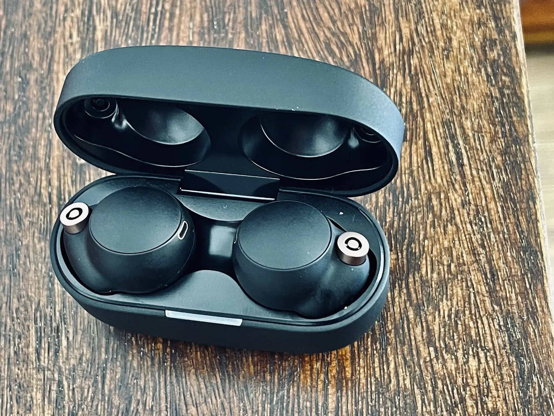 Les Sony wf1000xm4 vs AirPods Pro